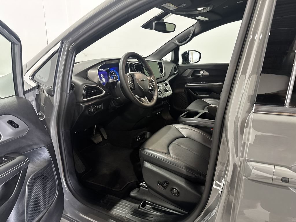 Used 2025 Chrysler Pacifica Select FWD image 16