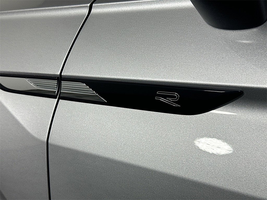 Used 2023 Volkswagen Tiguan SE R-Line image 28