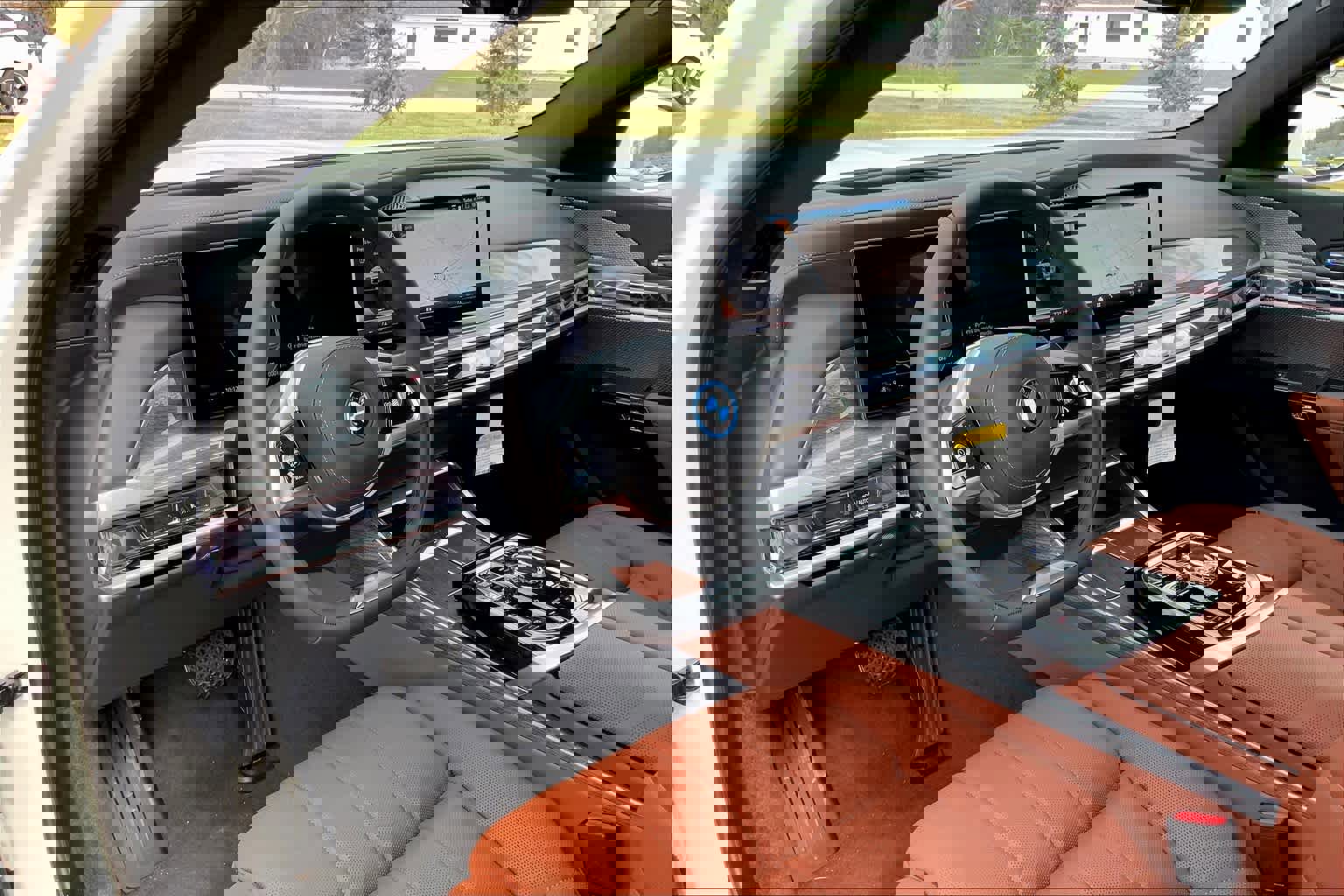 Certified 2024 BMW i7 xDrive60 w/ Premium Package 2 image 8