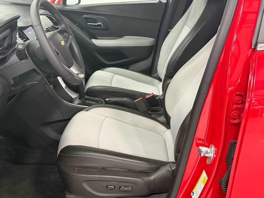 Used 2020 Chevrolet Trax LT w/ LT Convenience Package image 13