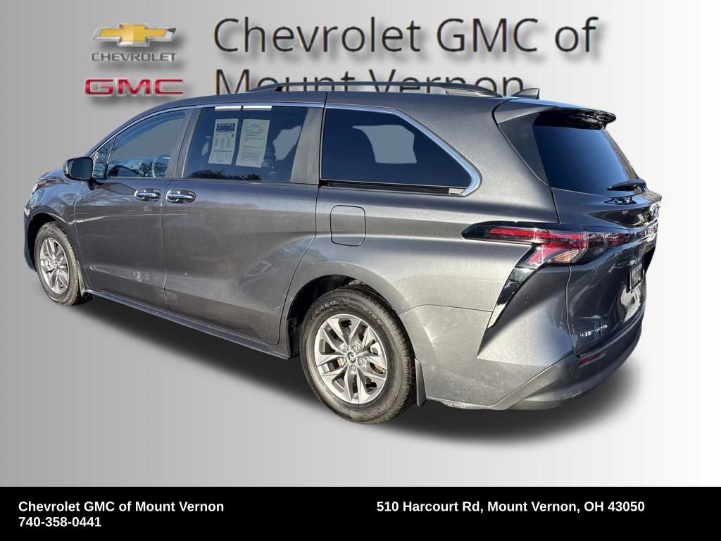 Used 2025 Toyota Sienna XLE w/ XLE Plus Package image 3