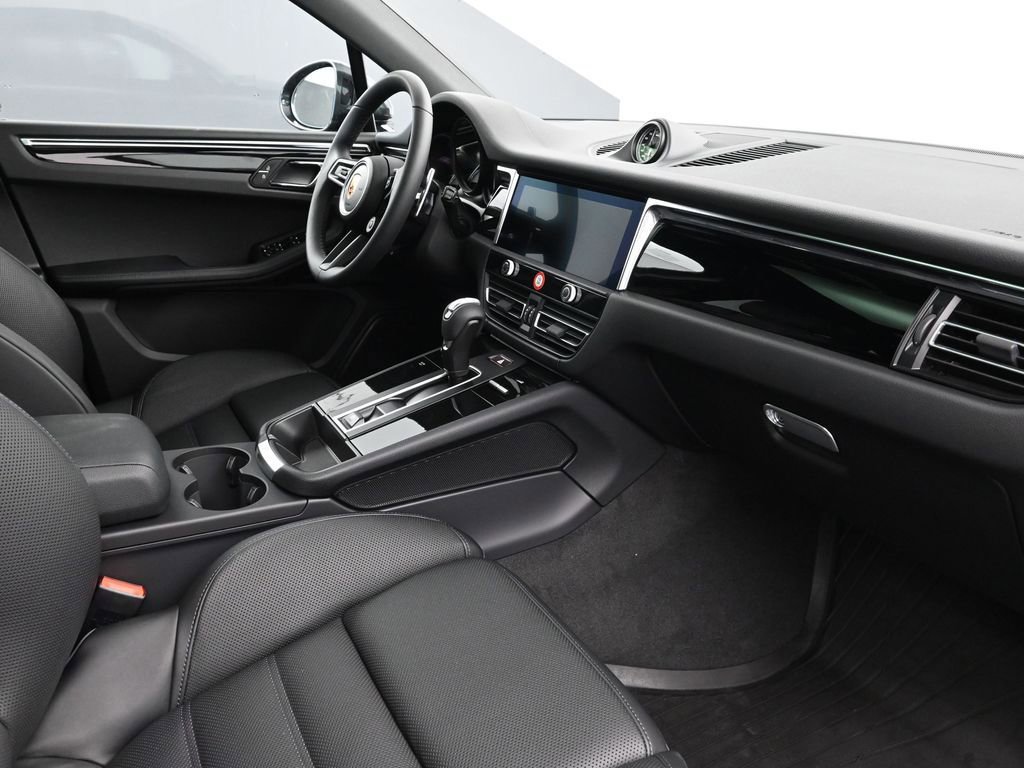 Certified 2026 Porsche Macan image 14