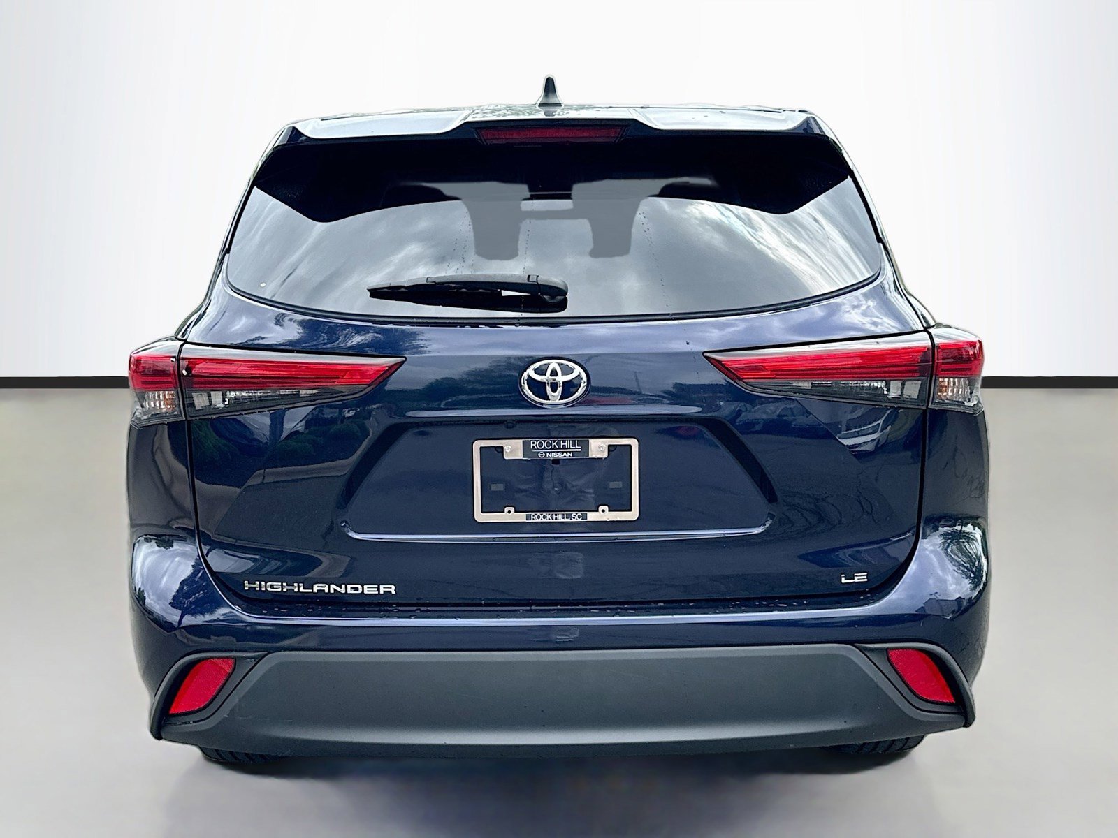 Used 2023 Toyota Highlander LE FWD image 6