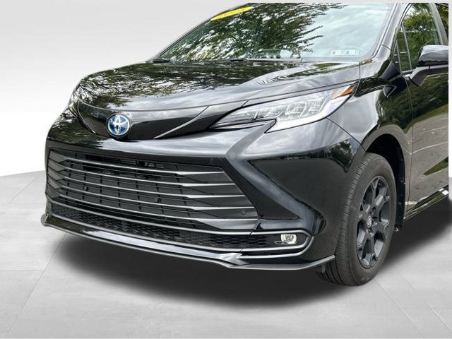 Used 2025 Toyota Sienna XLE Woodland Edition AWD/4WD image 9