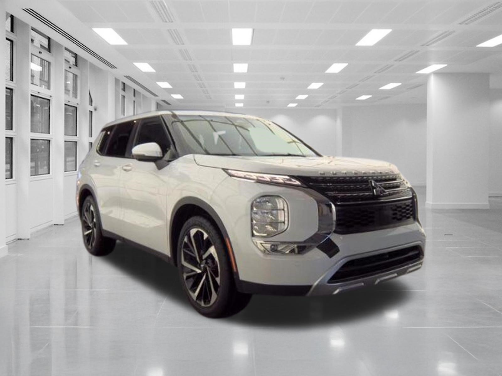 Used 2023 Mitsubishi Outlander SE FWD image 3