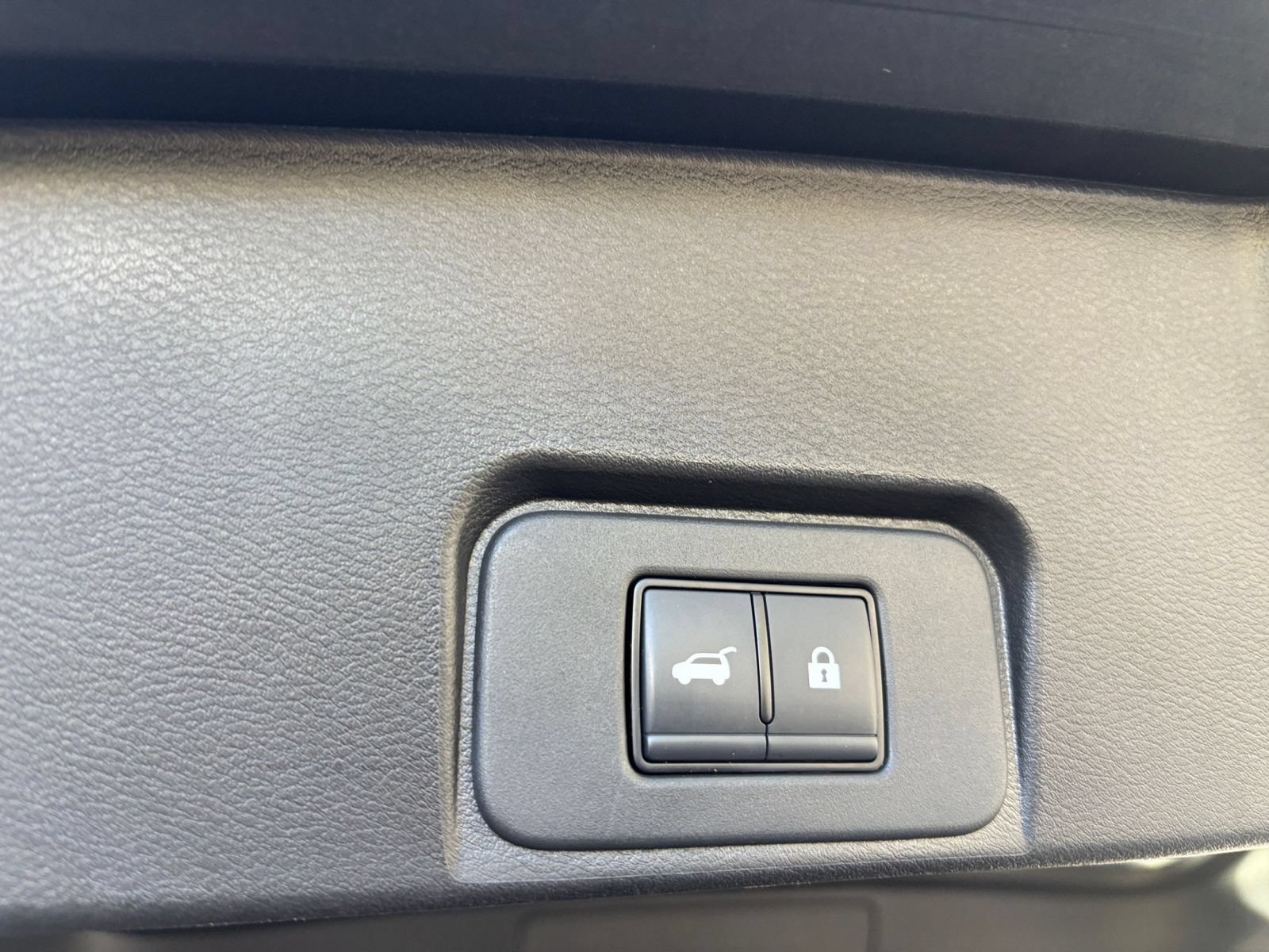Used 2025 Nissan Rogue SV FWD image 20