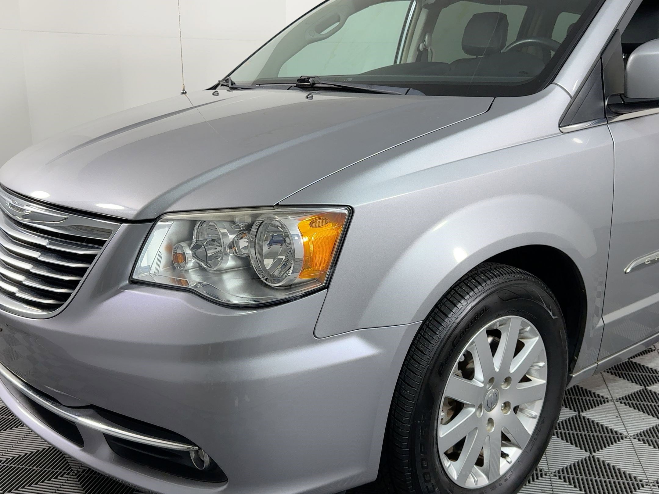 Used 2014 Chrysler Town & Country Touring image 9