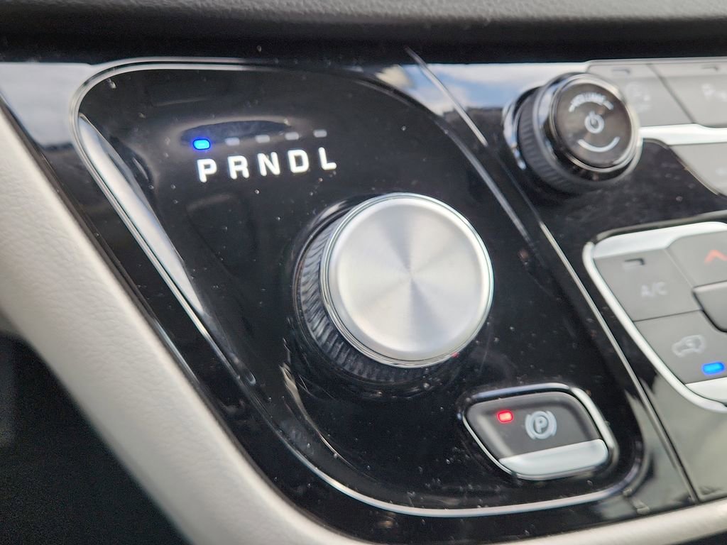 Used 2024 Chrysler Pacifica Touring-L FWD image 23
