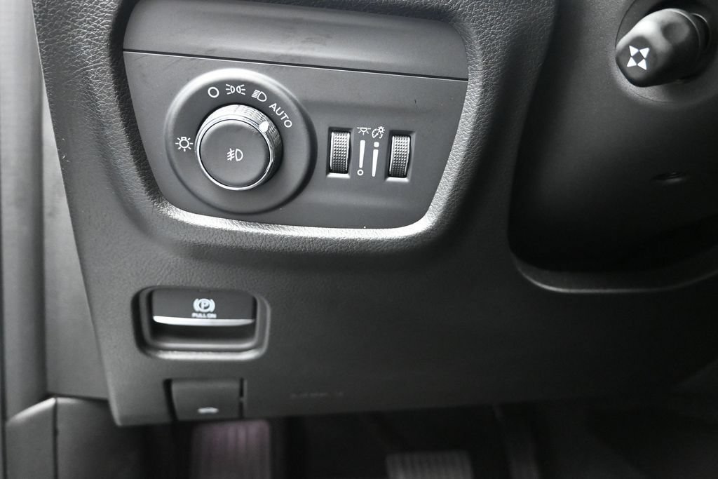 Used 2024 Jeep Grand Cherokee Limited w/ Luxury Tech Group II RWD image 12
