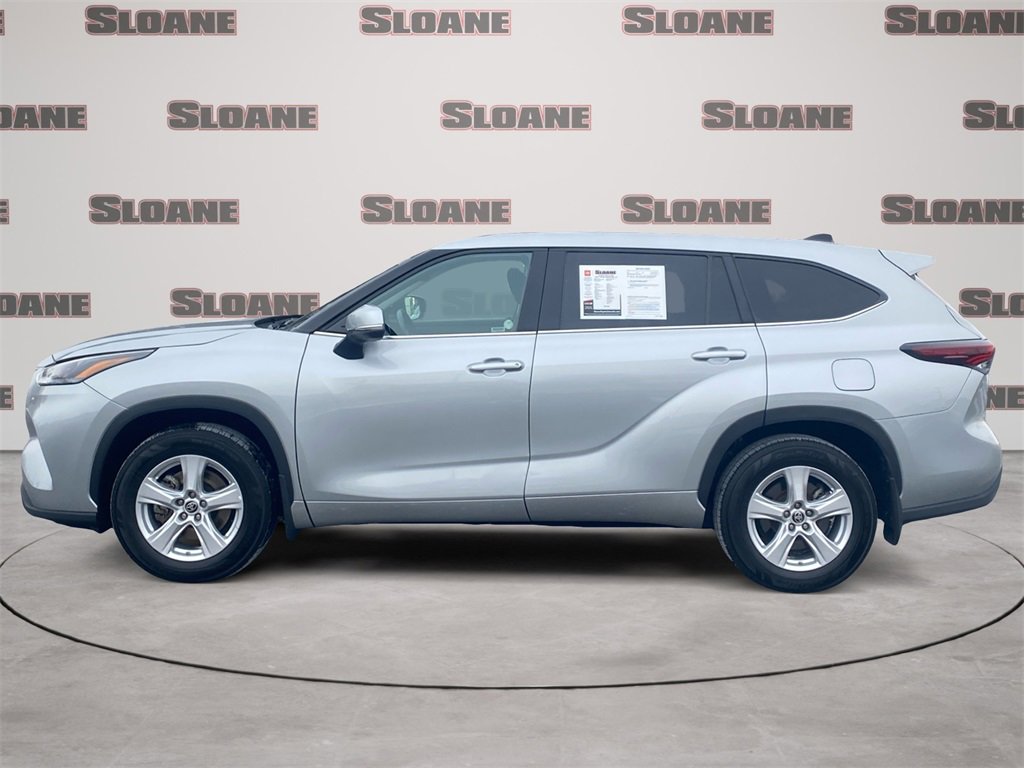 Used 2024 Toyota Highlander LE image 2