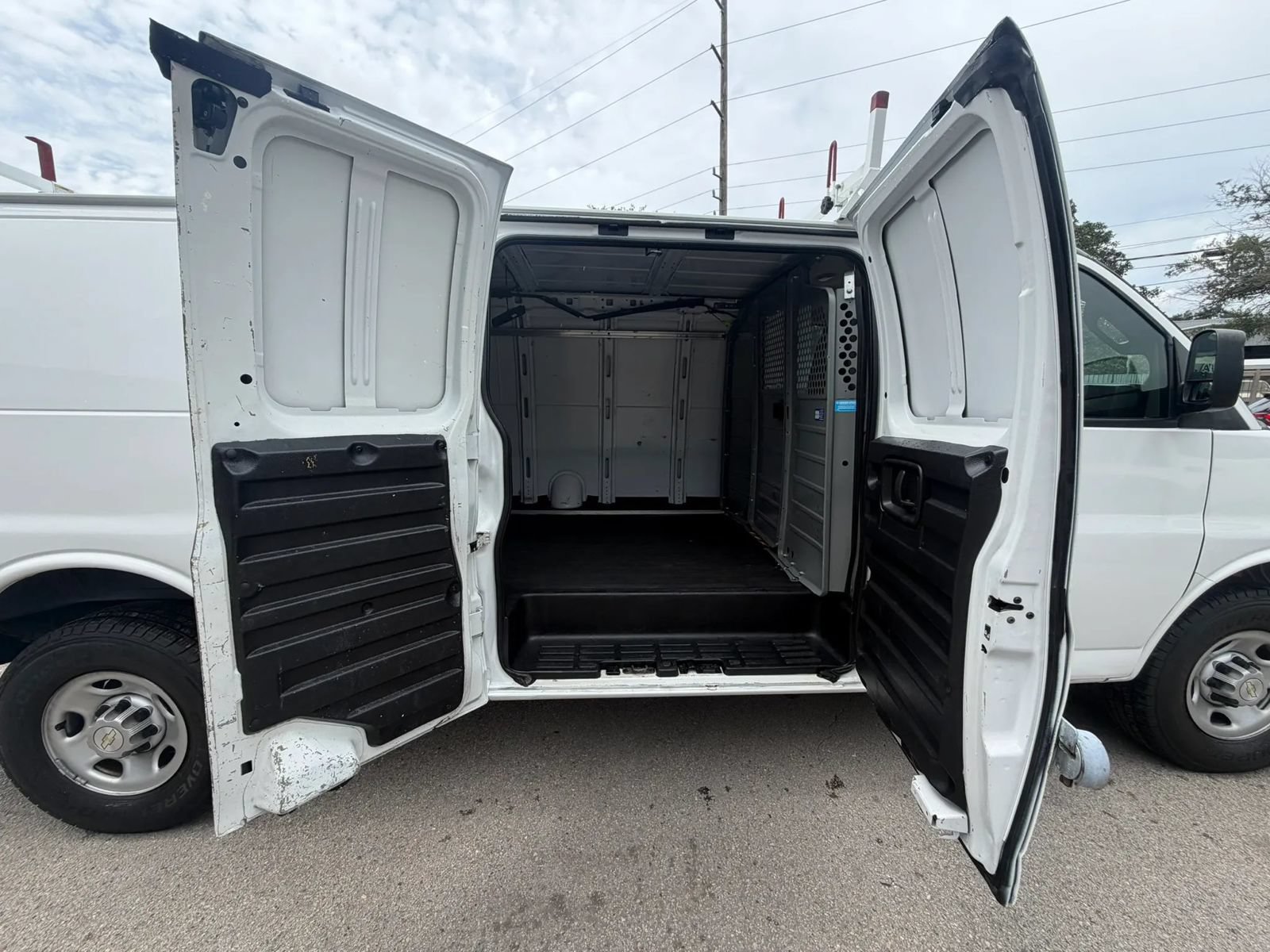Used 2022 Chevrolet Express 3500 Extended w/ Driver Convenience Package RWD image 18