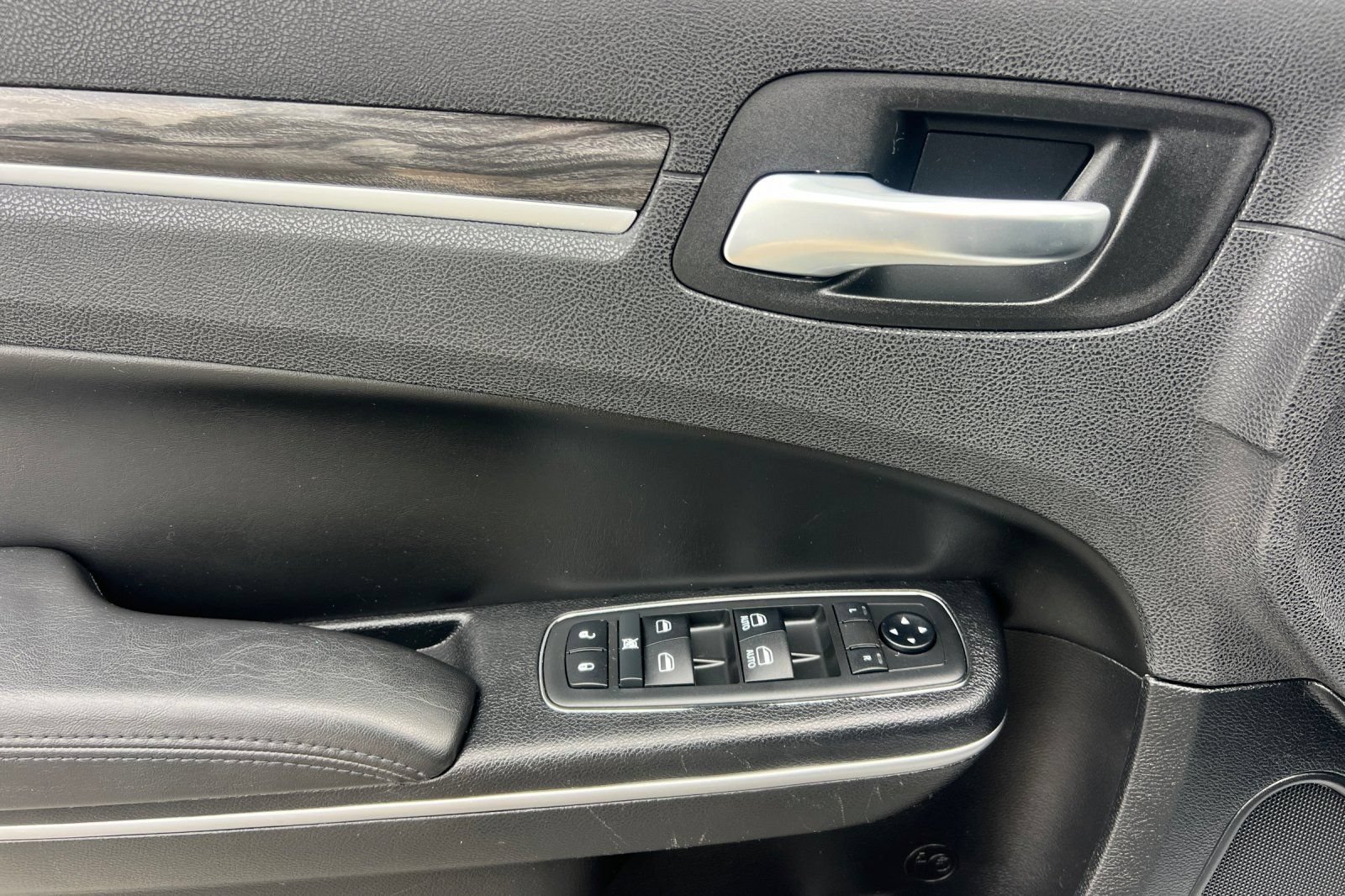 Used 2019 Chrysler 300 Touring RWD image 11