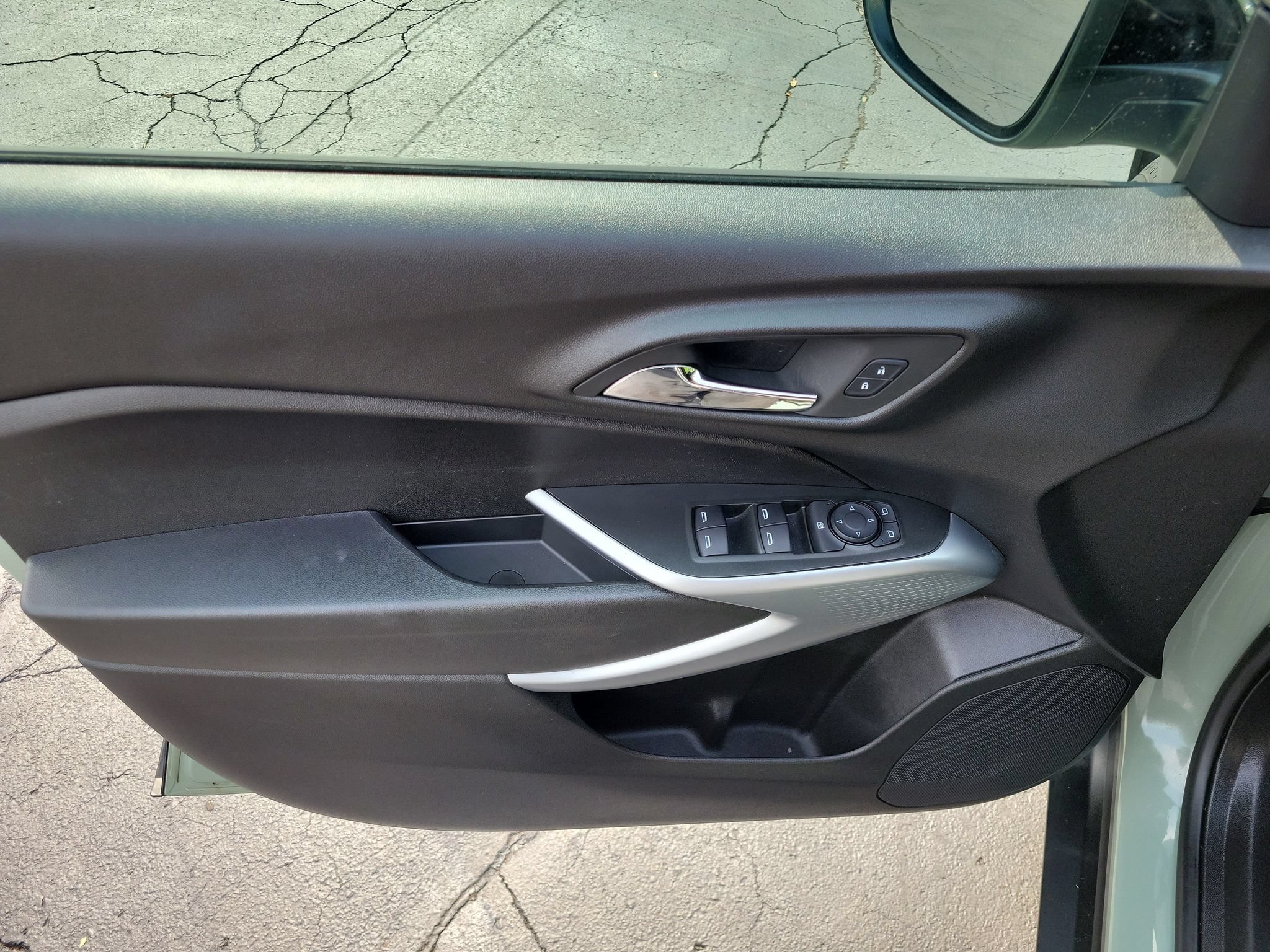 Used 2024 Chevrolet Trax RS w/ Sunroof Package FWD image 8