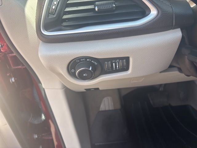 Used 2021 Chrysler Pacifica Touring-L FWD image 17