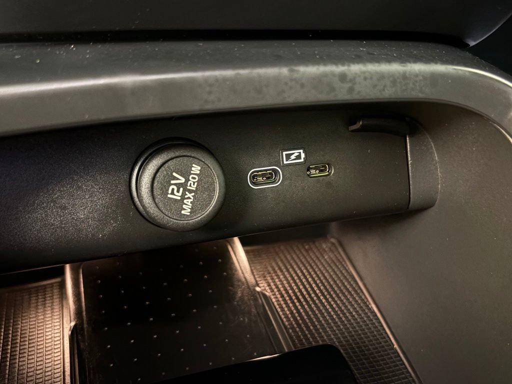 Used 2023 Volvo C40 P8 Recharge Plus AWD/4WD image 29