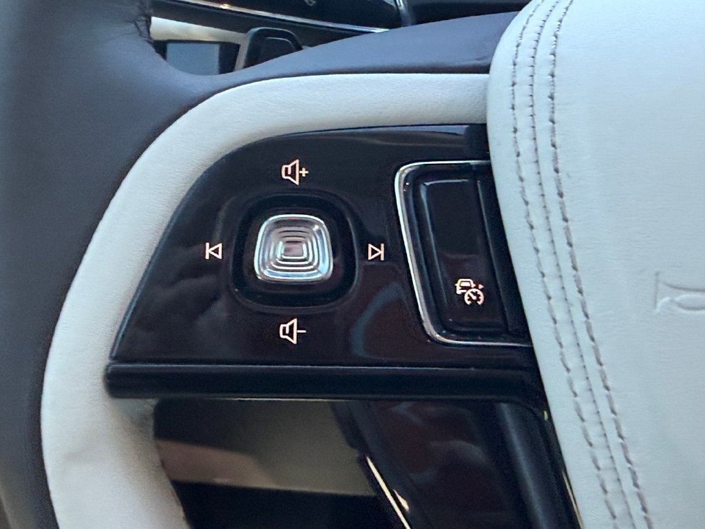 Certified 2023 Lincoln Aviator Black Label w/ Class IV Trailer Tow Package AWD/4WD image 16