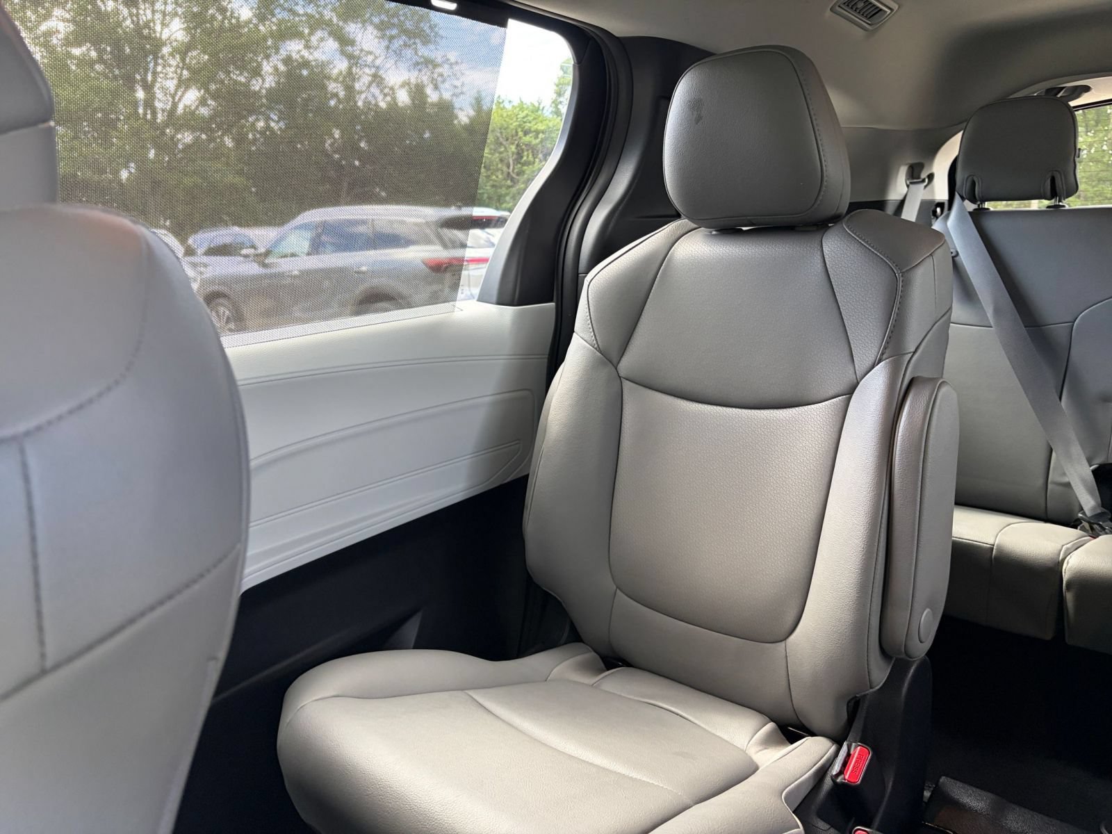 Used 2025 Toyota Sienna XLE FWD image 41
