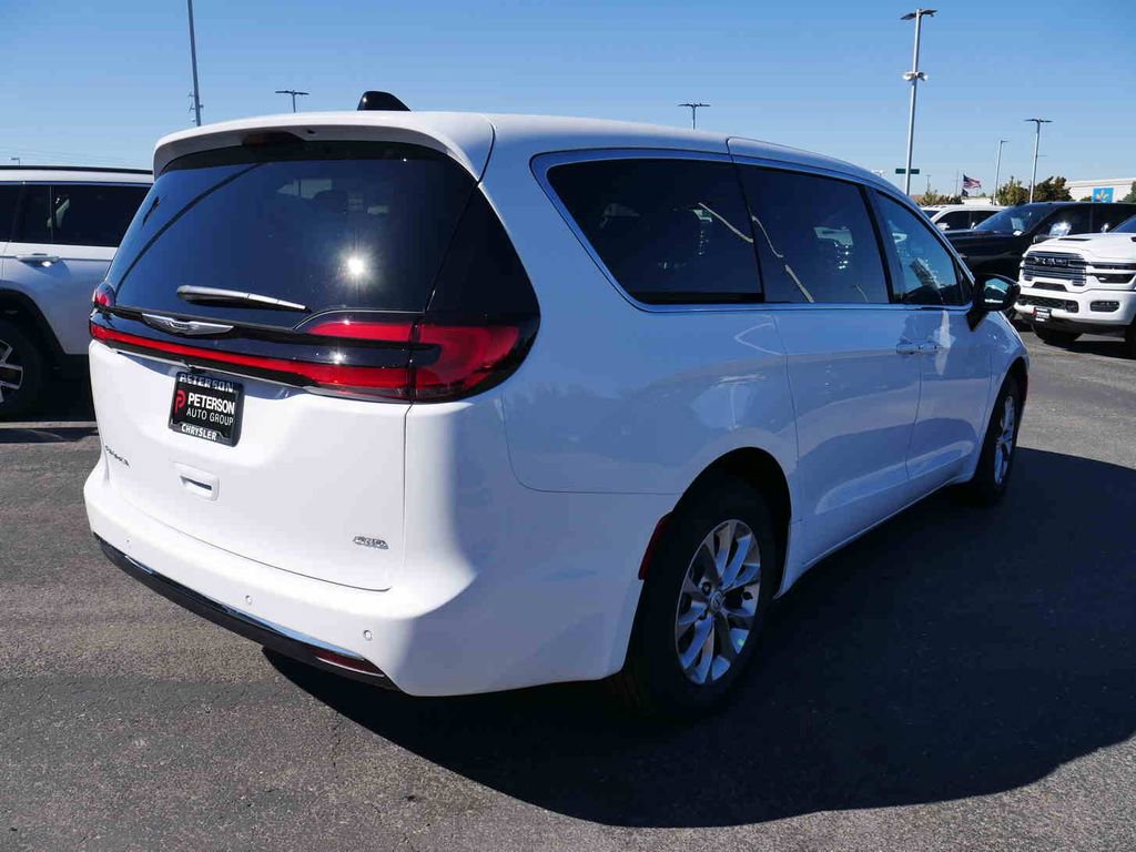 New 2026 Chrysler Pacifica Select image 17