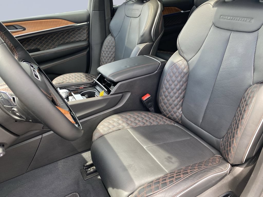 Used 2023 Jeep Grand Cherokee L Summit AWD/4WD image 11