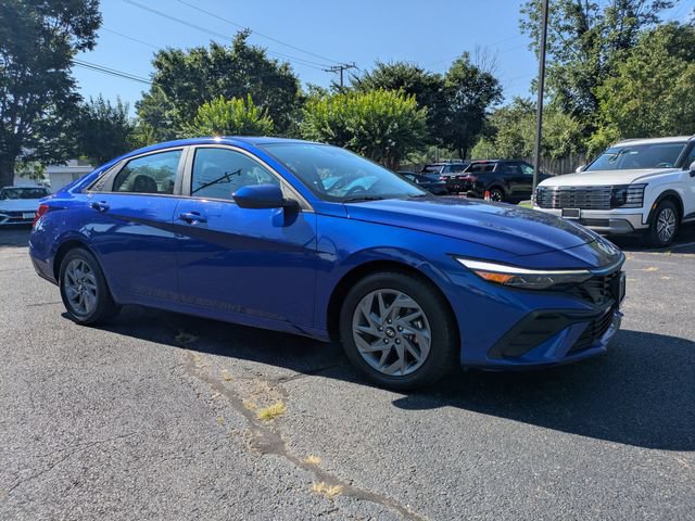 Used 2024 Hyundai Elantra SEL FWD image 2
