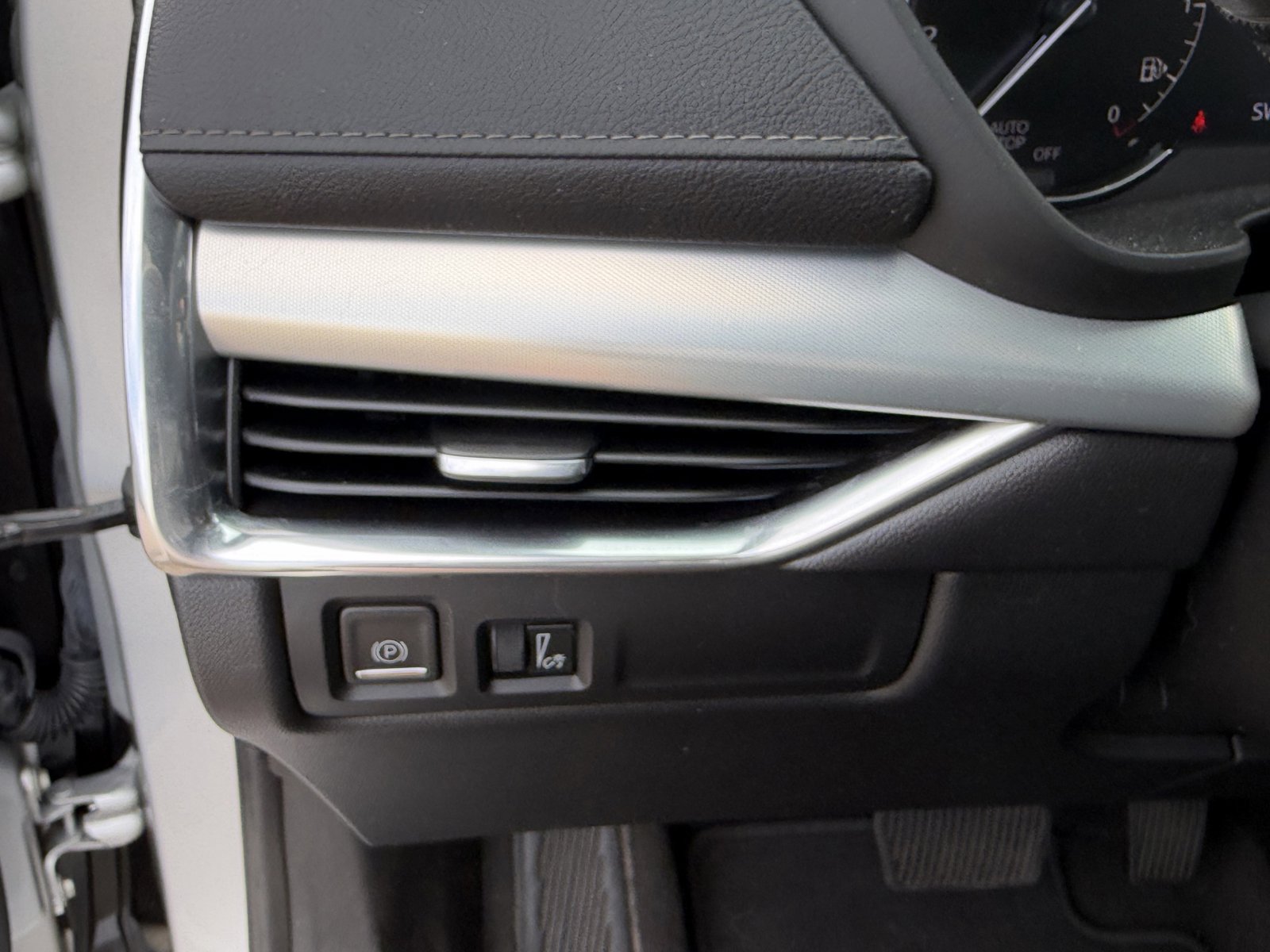 Used 2022 Cadillac XT4 Premium Luxury w/ Safety Alert Package image 16