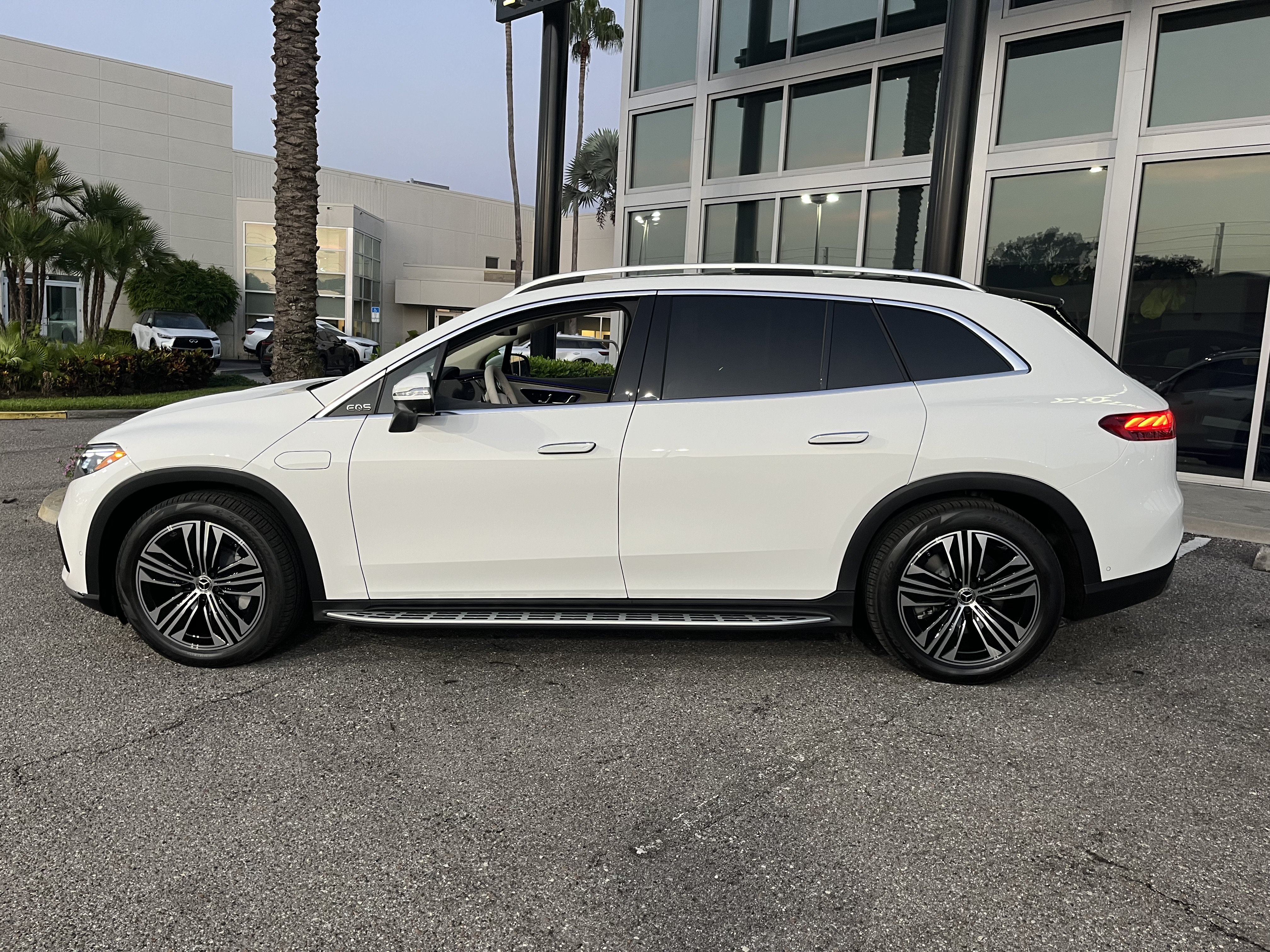 New 2026 Mercedes-Benz EQS 400 4MATIC SUV image 3