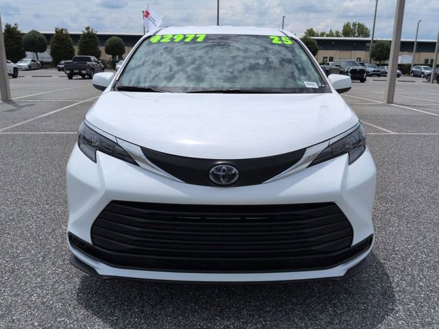 Certified 2025 Toyota Sienna LE FWD image 9