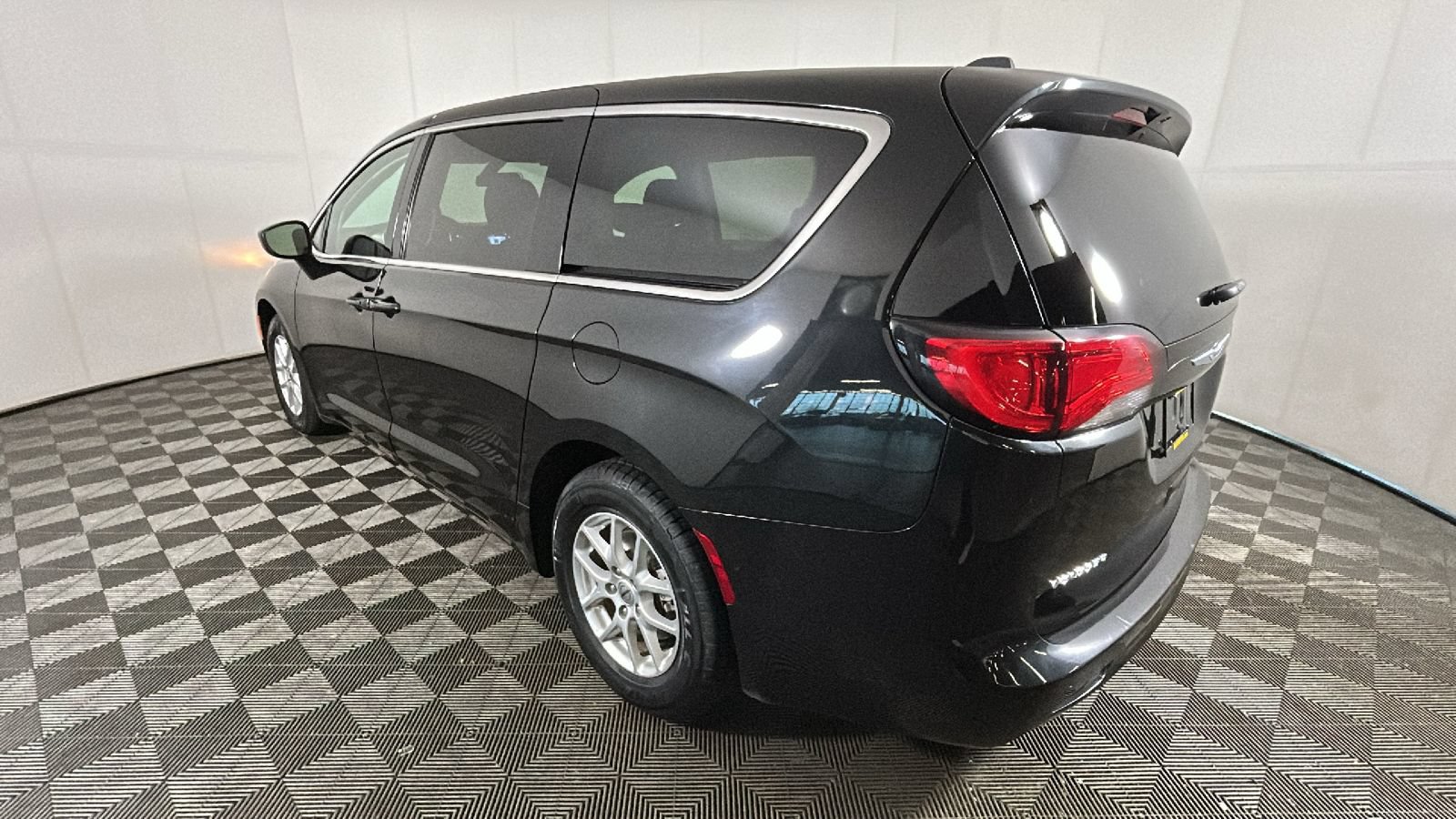 Used 2022 Chrysler Voyager LX FWD image 5