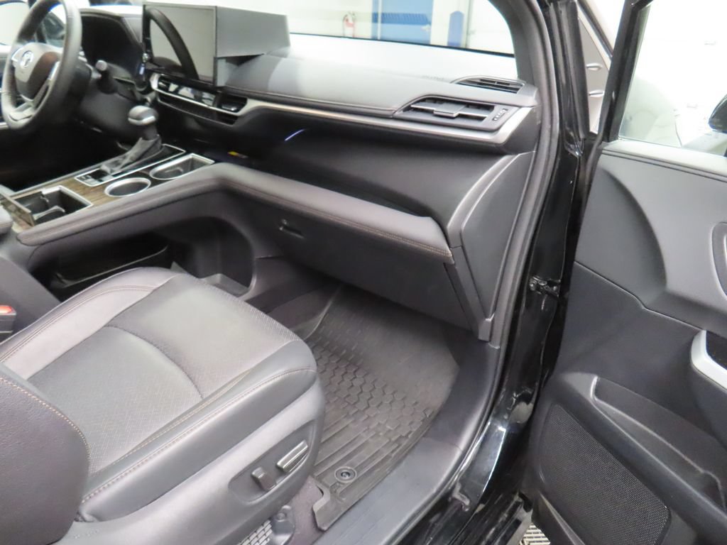Used 2025 Toyota Sienna Platinum AWD/4WD image 37