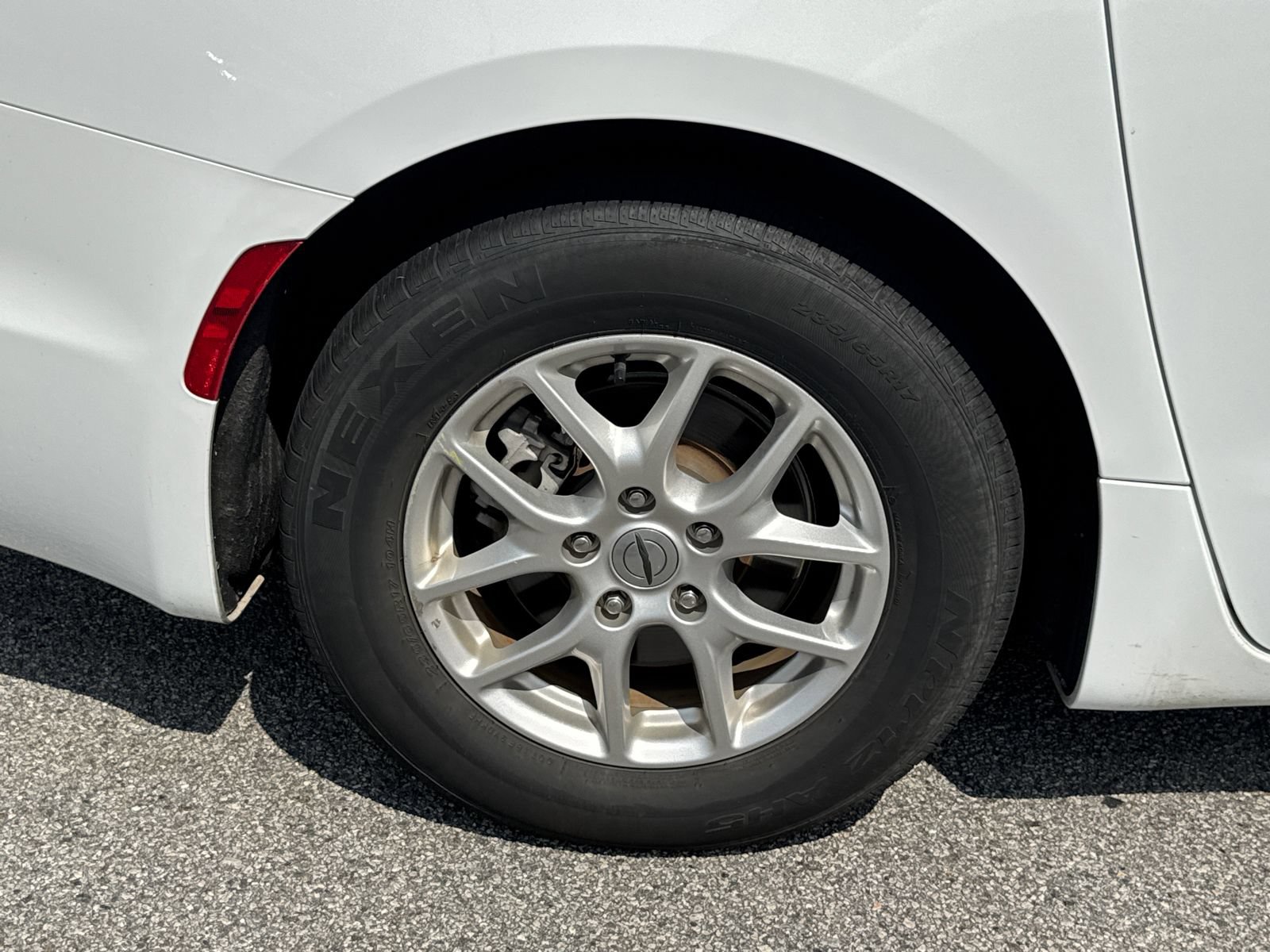 Used 2023 Chrysler Pacifica Touring-L FWD image 16