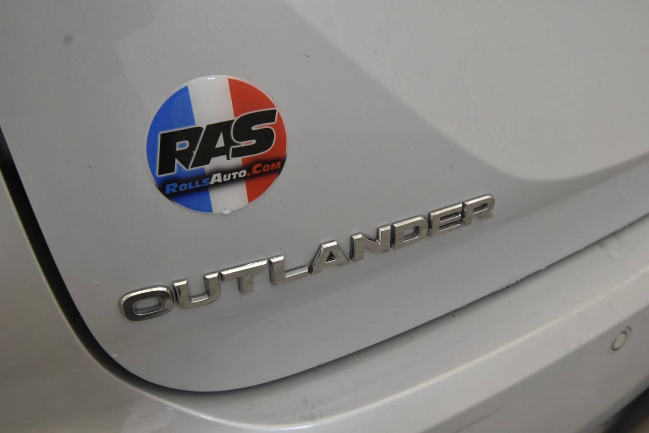 Used 2023 Mitsubishi Outlander SE Black Edition image 29