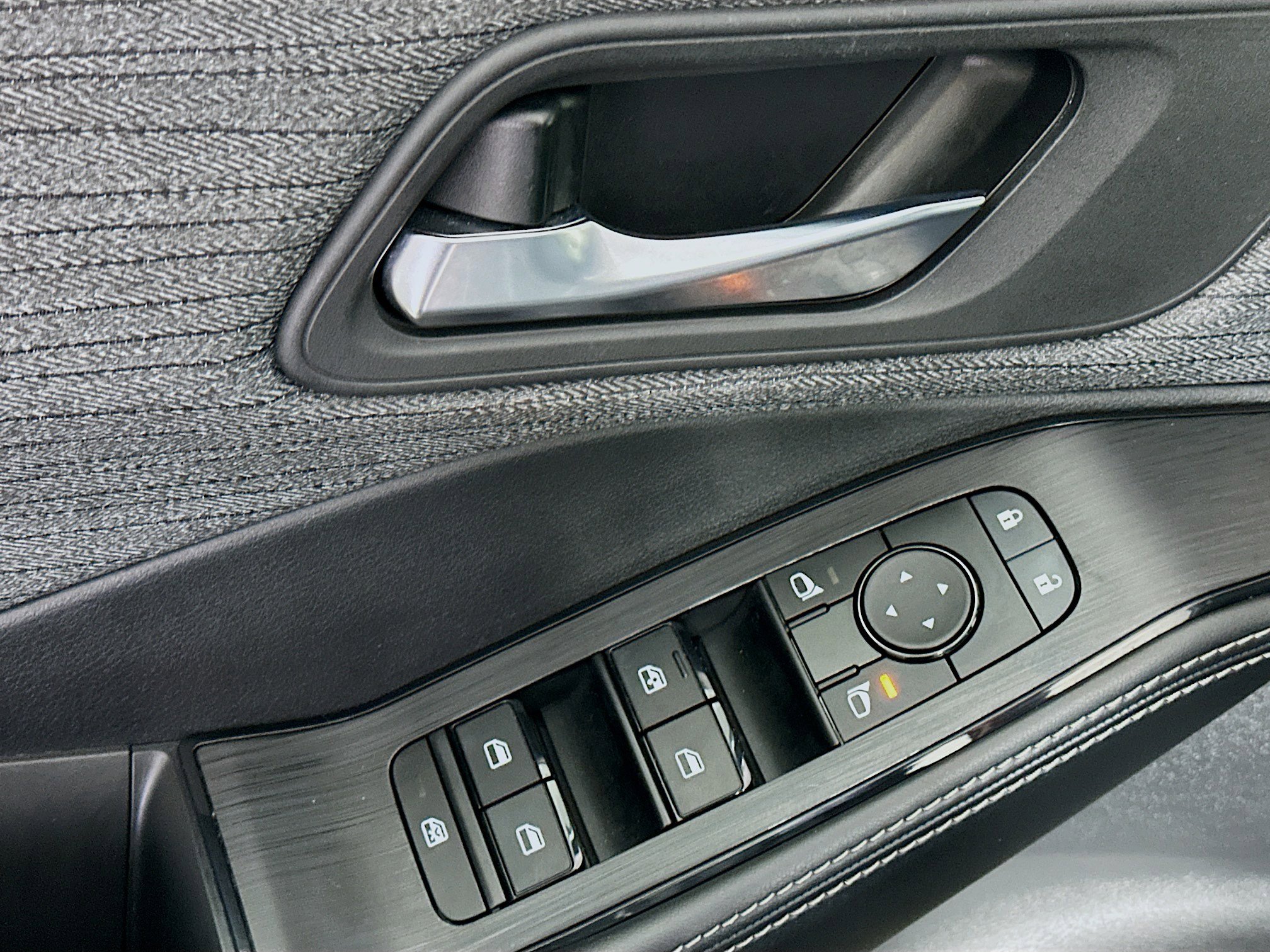 Used 2023 Nissan Rogue SV image 15