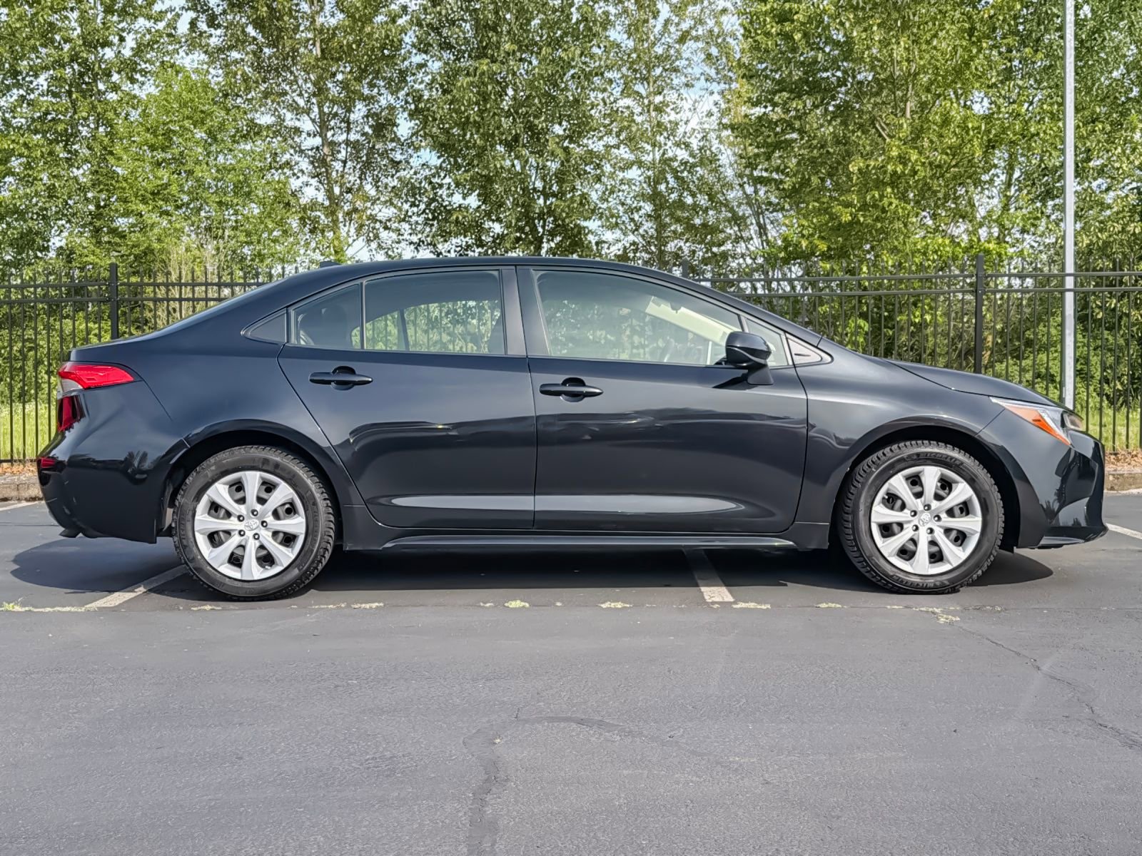 Used 2021 Toyota Corolla LE FWD image 2