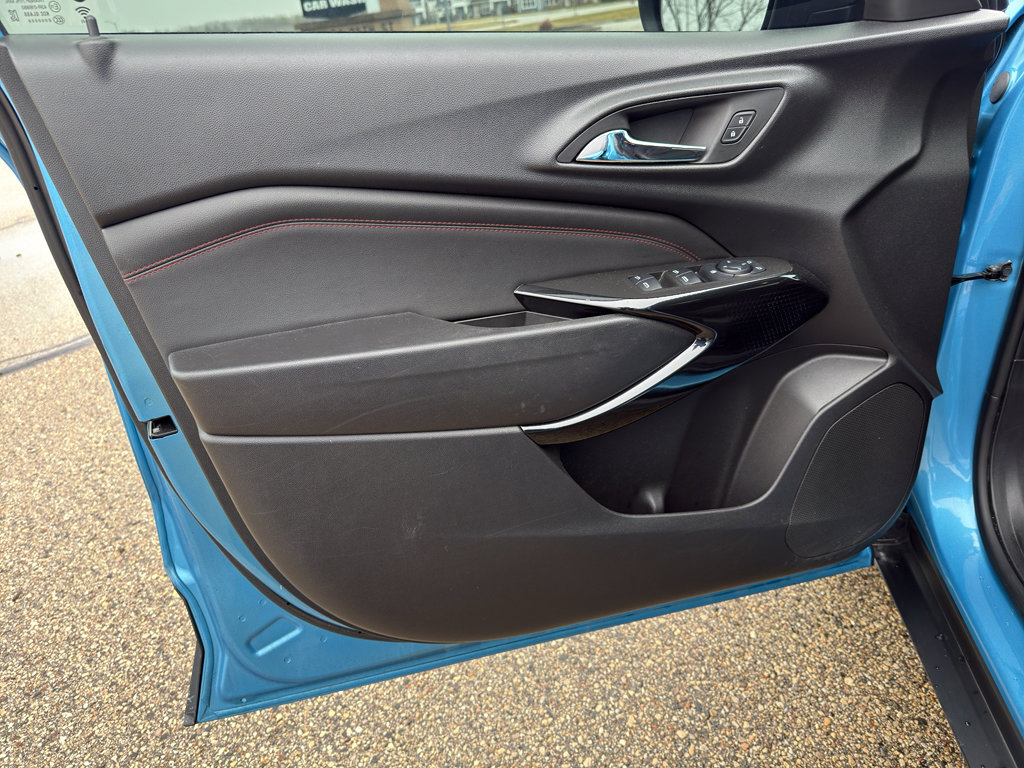 Used 2025 Chevrolet Trax RS w/ Sunroof Package image 13