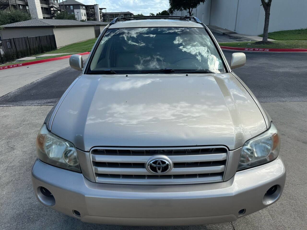 Used 2005 Toyota Highlander 4WD V6 w/ 3rd Row image 2