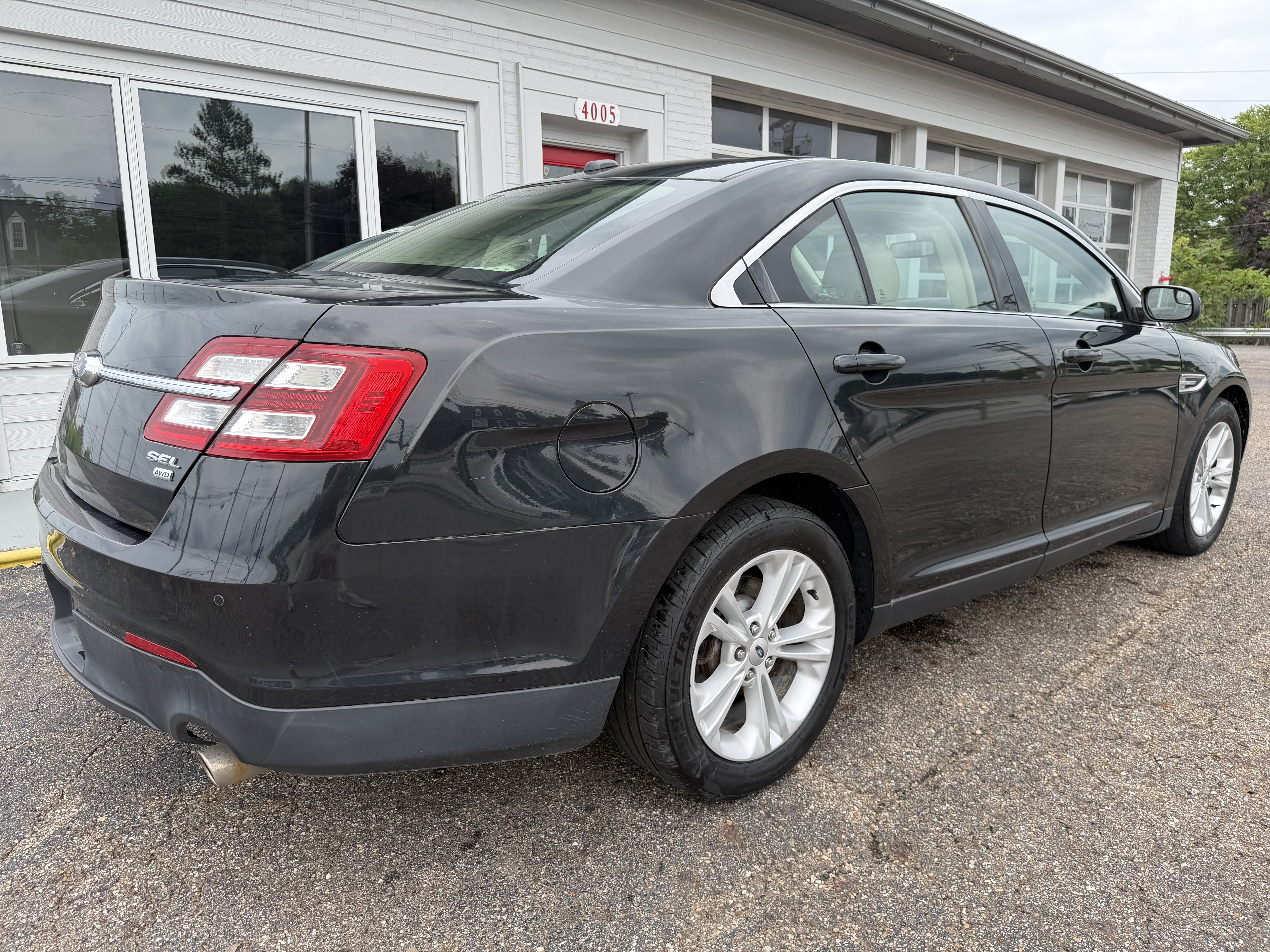 Used 2014 Ford Taurus SEL w/ Equipment Group 201A AWD/4WD image 5