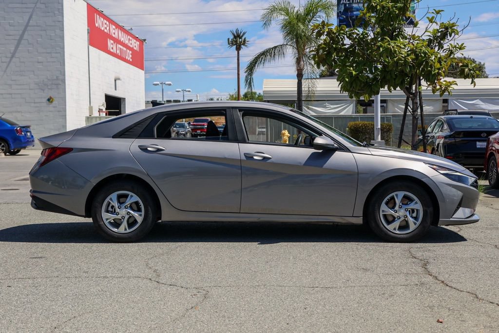Used 2021 Hyundai Elantra SE FWD image 3