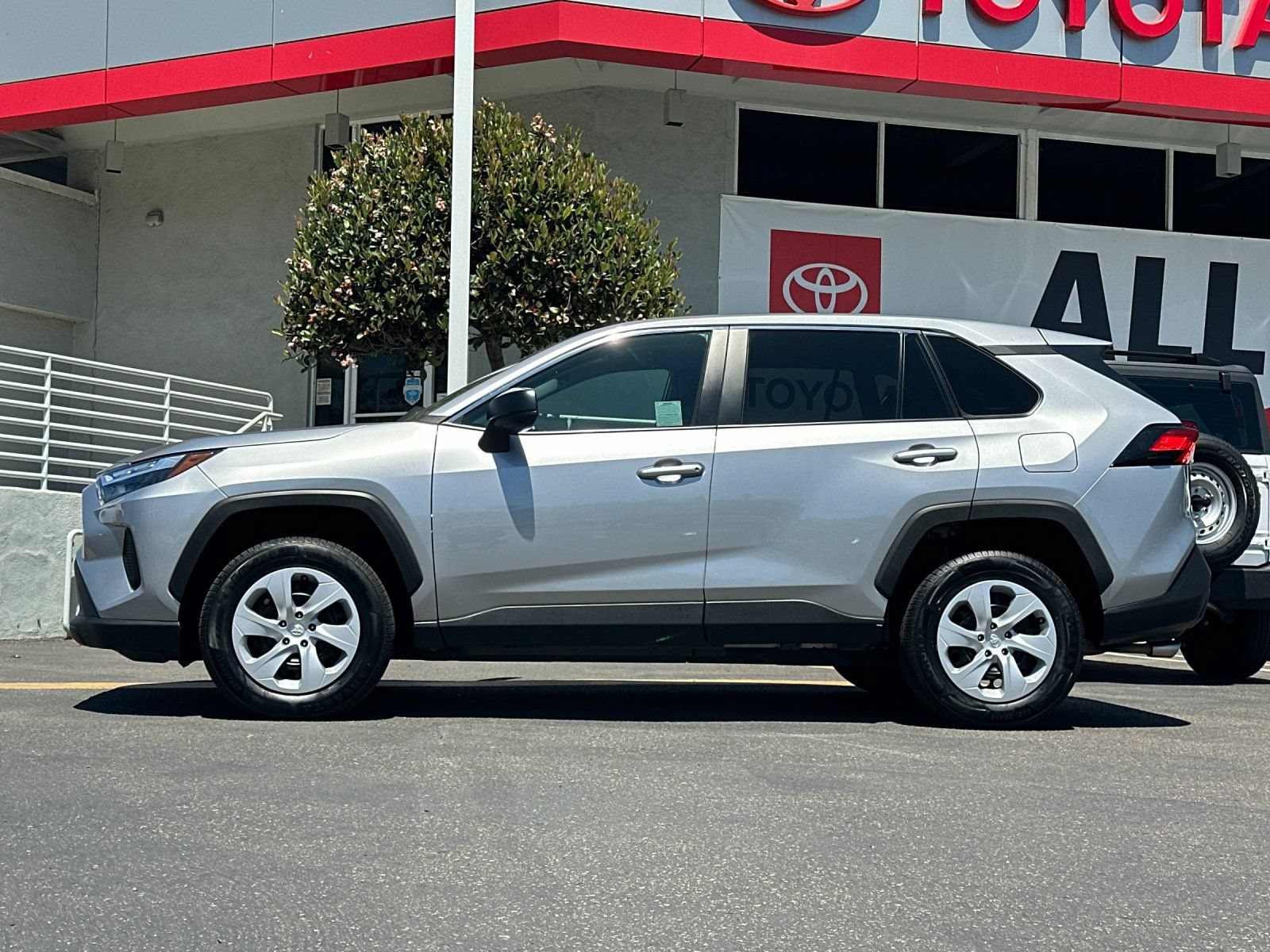 Used 2024 Toyota RAV4 LE AWD/4WD image 2