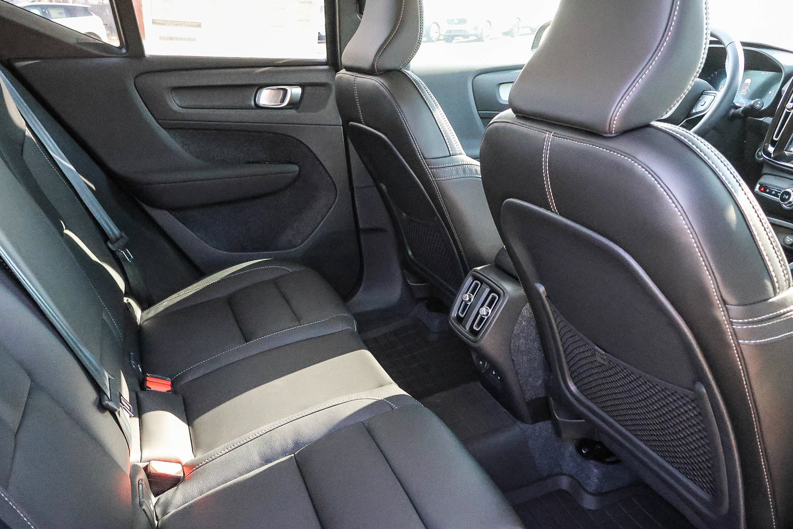 Used 2026 Volvo XC40 B4 Plus w/ Climate Package FWD image 20
