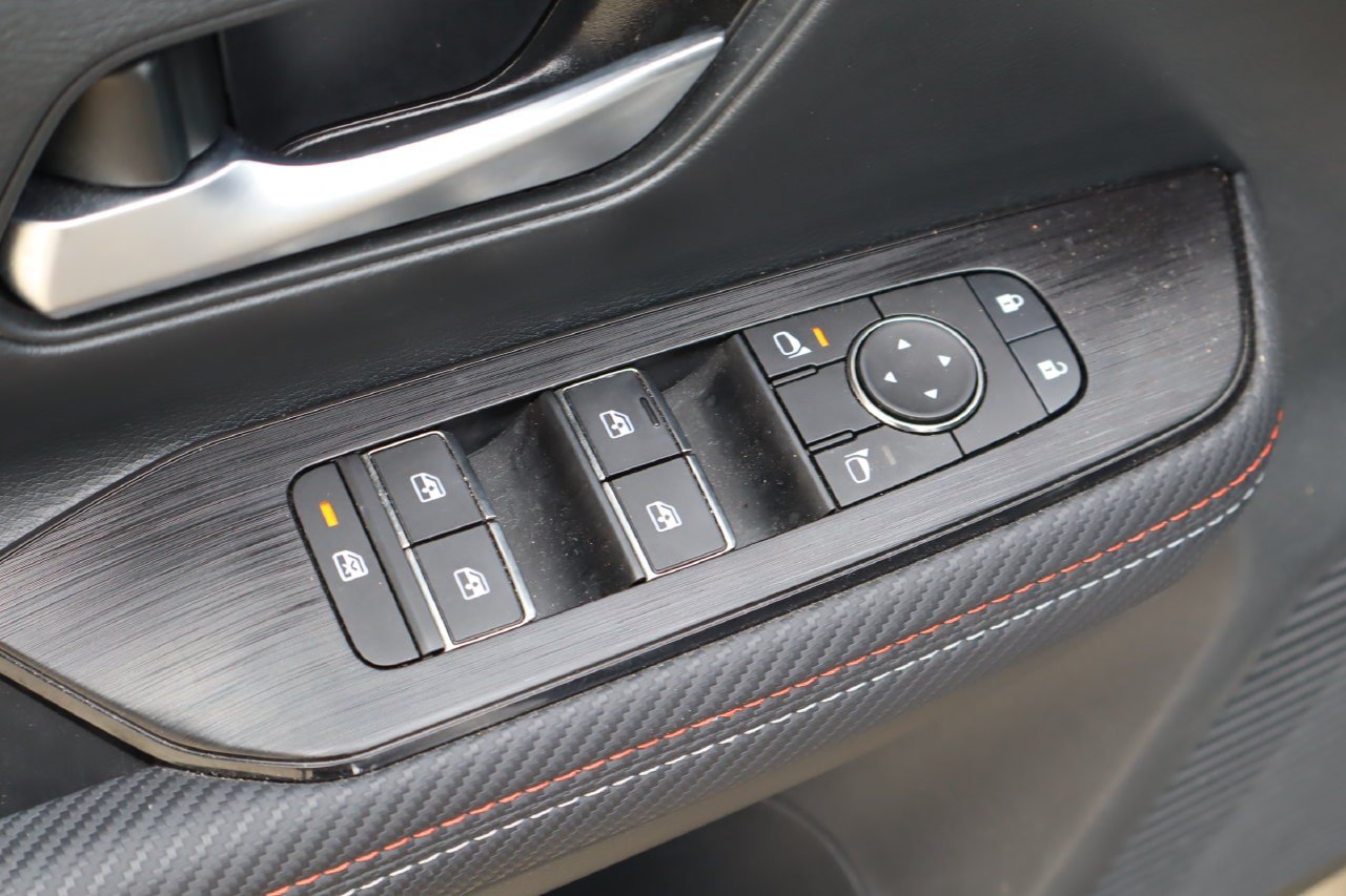 Used 2025 Nissan Kicks SR AWD/4WD image 20