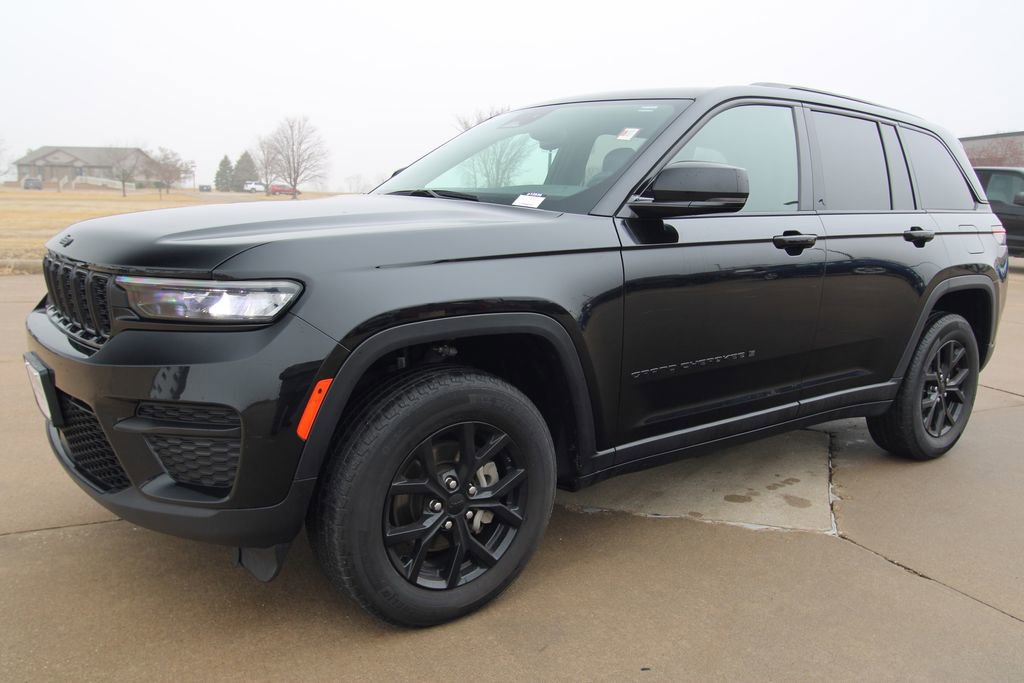 Used 2024 Jeep Grand Cherokee Altitude image 16