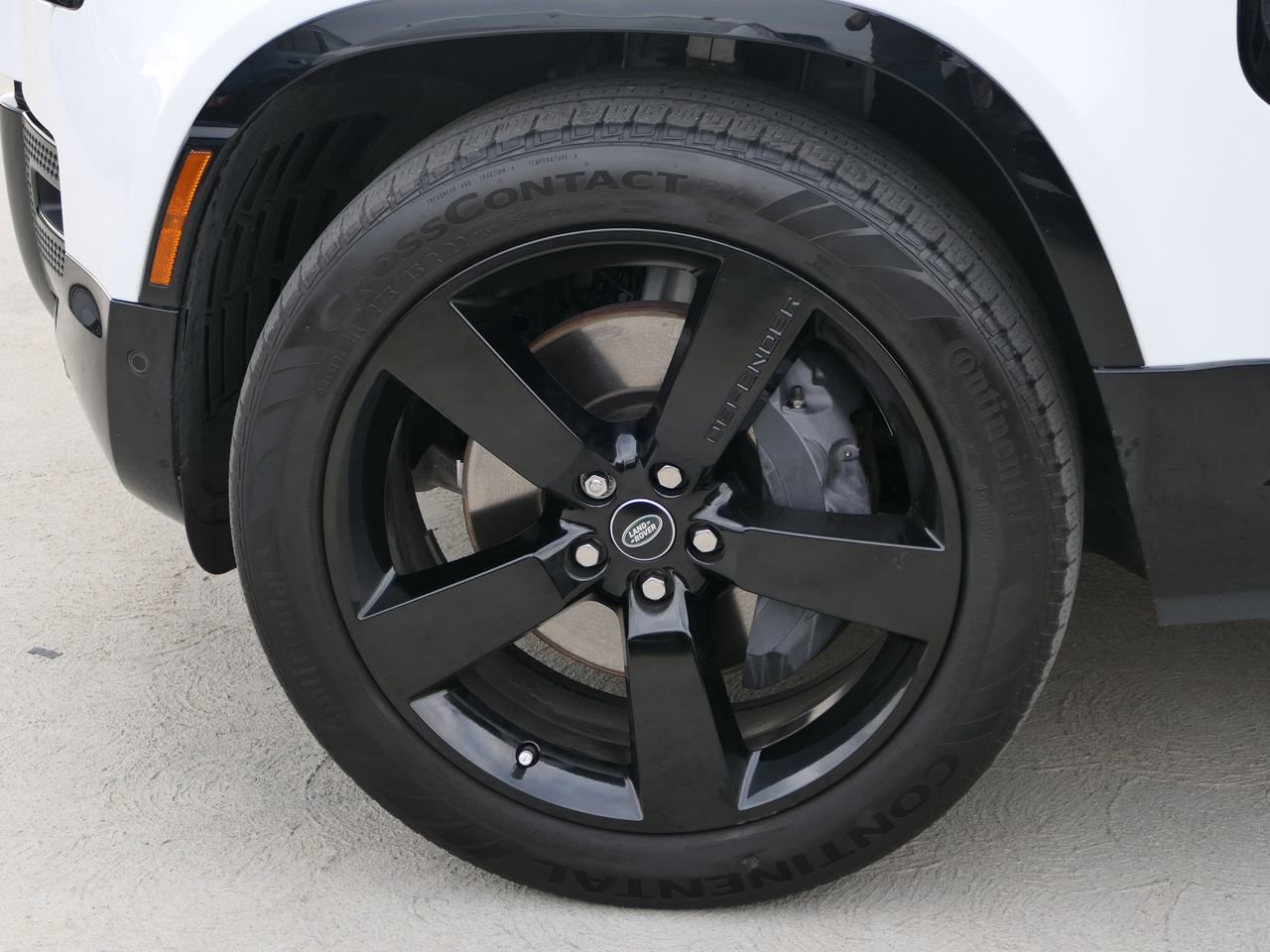 Used 2024 Land Rover Defender 130 X-Dynamic SE image 10