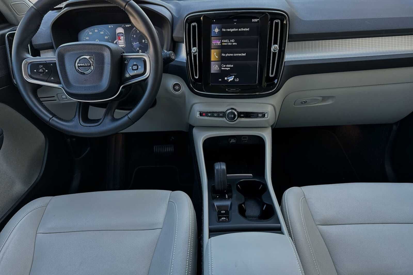 Used 2020 Volvo XC40 T4 Momentum FWD image 4