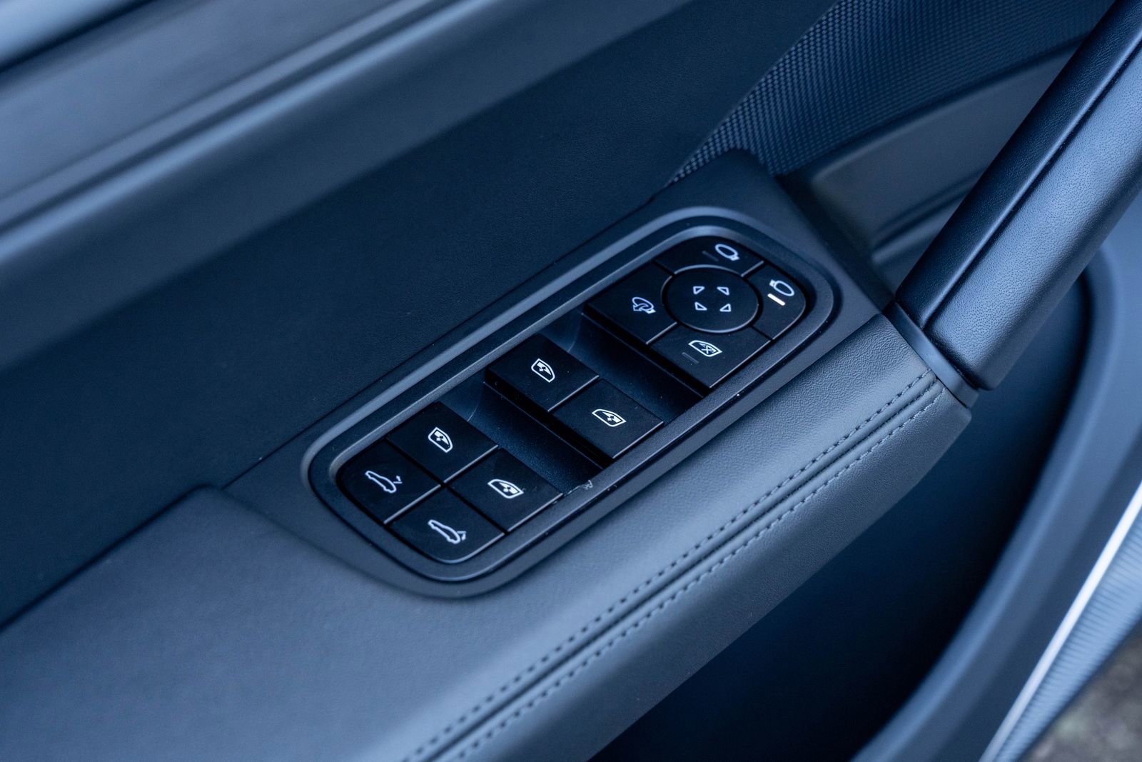 Certified 2025 Porsche Cayenne GTS image 21