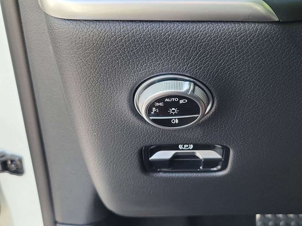 Used 2025 Mercedes-Benz GLC 300 4MATIC image 21