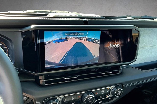 Used 2025 Jeep Wrangler Sahara image 19