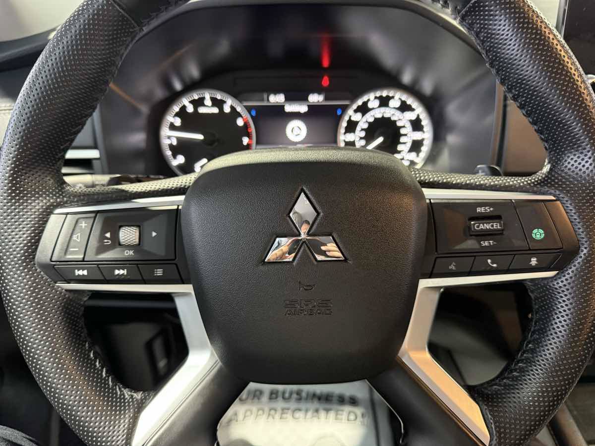 Used 2024 Mitsubishi Outlander AWD image 13