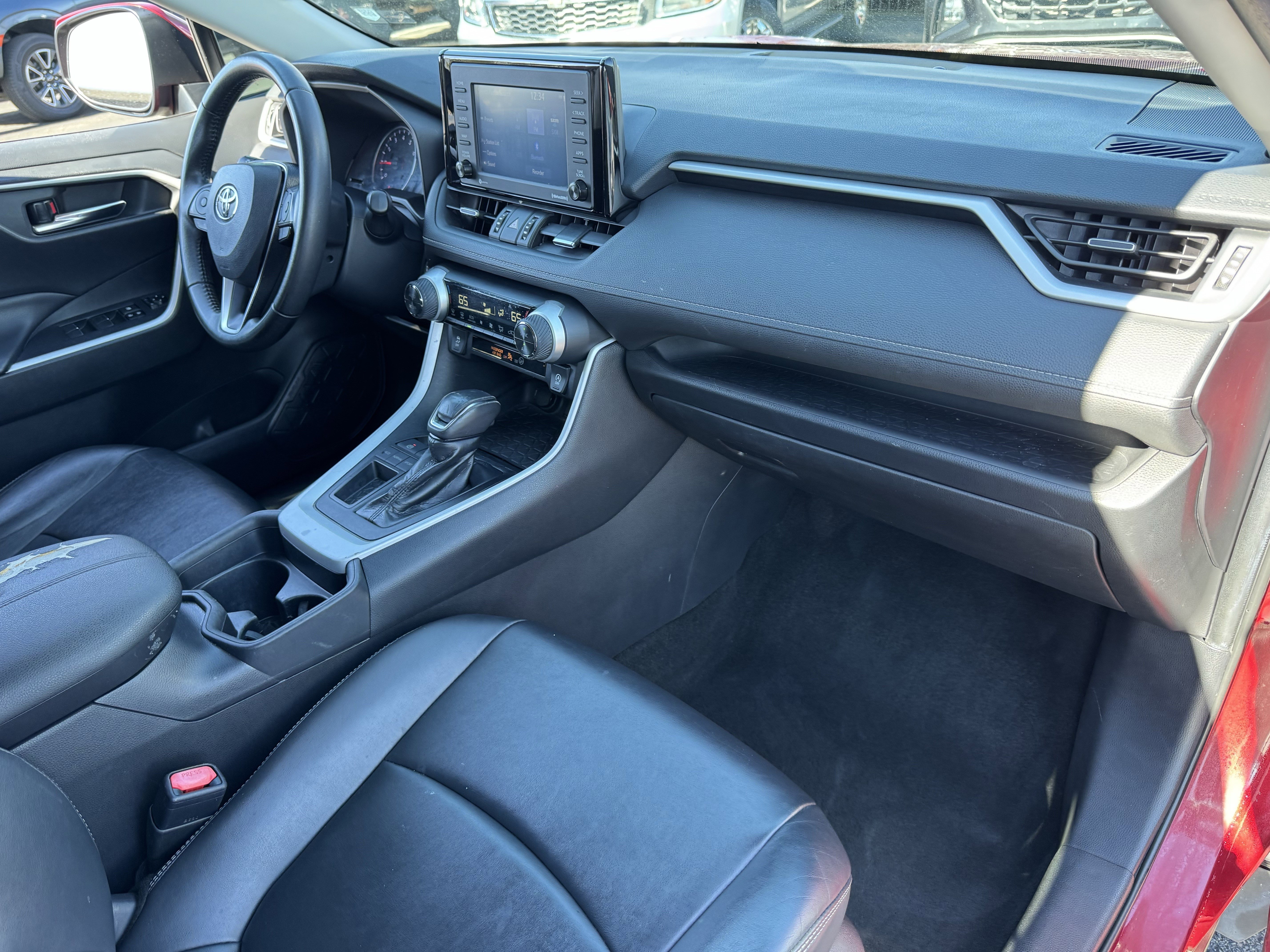 Used 2020 Toyota RAV4 XLE Premium image 38