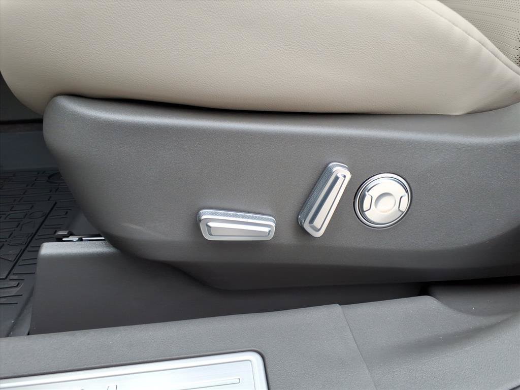 New 2025 Lincoln Nautilus Reserve w/ Jet Appearance Package AWD/4WD image 17