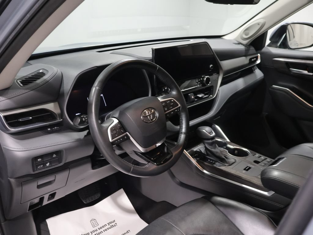 Used 2023 Toyota Highlander Limited AWD/4WD image 17